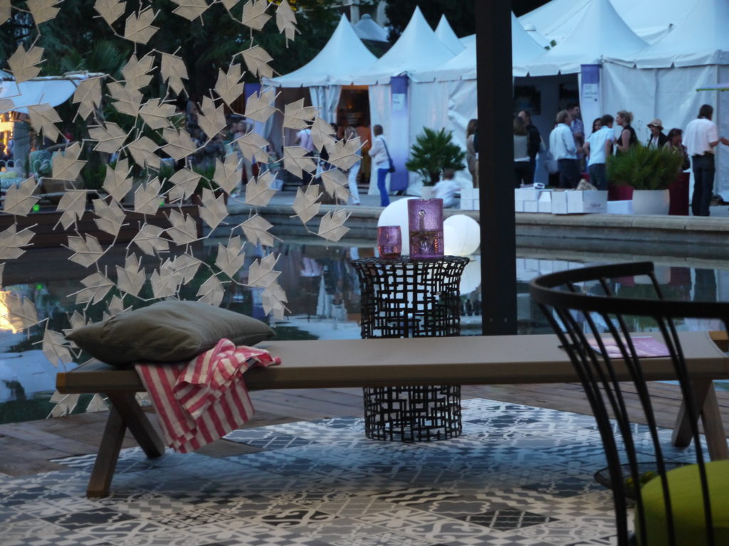 terrasse art de ne rien faire vaisselle en verre soufflé comptoir azur Salon Vivre Côté Sud 2013