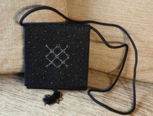 pochette de soirée argentée cadeau artisanal Saint Valentin